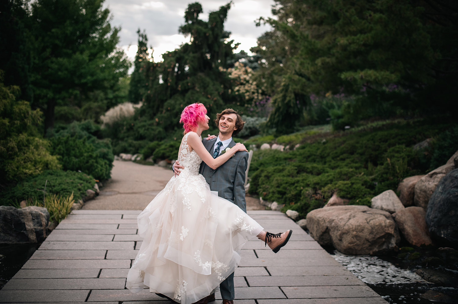 bride with pink hair and groom at MN arboretum